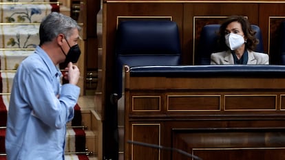 Carmen Calvo y el representante de EH Bildu, Oskar Matute ayer en el Congreso de los Diputados.