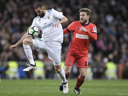 El jugador madridista, Karim Benzema, se lleva el balón ante Asier Illarramendi.