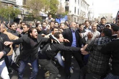 Partidarios y detractores del régimen se enfrentan en Damasco el viernes pasado tras el rezo.