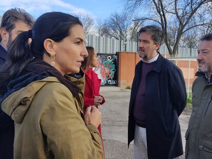 La diputada de Vox Rocío Monasterio junto a José Luis Ruiz Bartolomé e Íñigo Henriquez de Luna, la pasada semana en una visita a Alcalá de Henares.