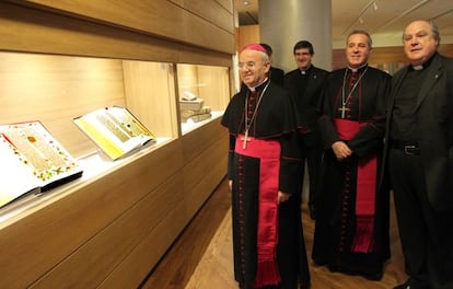 El nuncio, Renzo Fratini (a la izquierda), visita ayer la exposición de textos bíblicos en la Universidad de Deusto acompañado por el obispo, Mario Iceta, y el rector, Jaime Oraá.