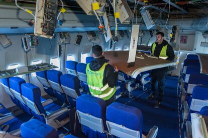 Operarios trabajan en el interior de una aeronave varada en Lleida.