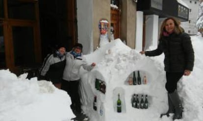 Vecinas de Vistabella utilizan la gran nevada para refrescar bebidas. (imágenes cedidas por vecinos).