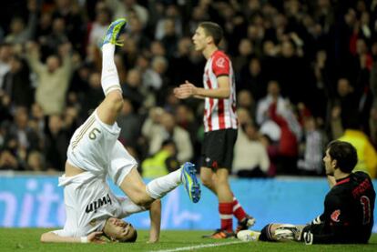 Benzema cae ante Iraizoz y De Marcos en un momento del partido.