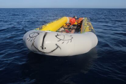 Mediterráneo, a unas 13 millas de la costa de Libia. N 33º 04, 361’. O 12º 42, 460. Una embarcación ya vacía, tras una operación de rescate. Todos los que viajaban a bordo han sido trasladados al barco 'Golfo Azzurro' de Proactiva Open Arms. Con esta barca no tenían ninguna opción de llegar a ningún lugar y la gasolina que llevaban no les permitía llegar muy lejos de las costas de Libia. El mal tiempo también puede hacer volcar o dañar estas rudimentarias embarcaciones. 