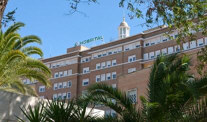 Fachada del Hospital Virgen del Rocío de Sevilla, donde permanece ingresa una mujer apuñalada presuntamente por su expareja.