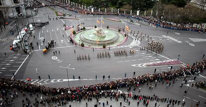 Vista general de la plaza de Cibeles durante el homenaje al primer presidente de la democracia, Adolfo Suárez, tras su velatorio en el Congreso de los Diputados.