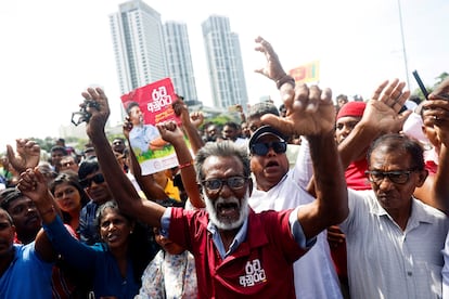 Algunos manifestantes celebran cerca de la Secretaría Presidencial durante la investidura de Anura Kumara Dissanayake, este lunes en Colombo, Sri Lanka.