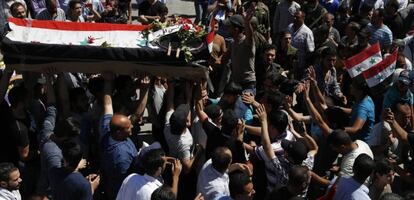 Enterro das vítimas de um ataque com morteiro em um distrito de Damasco.