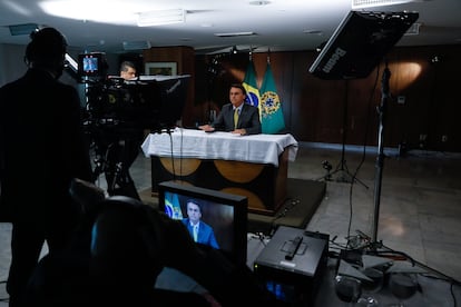 Jair Bolsonaro durante la grabación de una declaración oficial sobre las vacunas contra la covid-19
