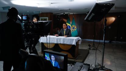 Jair Bolsonaro durante gravação de pronunciamento oficial sobre vacinas contra covid-19. Nas 'lives', presidente segue lançando dúvidas sobre a vacinação.