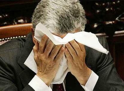 El ministro de Exteriores, Massimo d'Alema, echa mano de un pañuelo durante su comparecencia ante la Cámara de los Diputados.