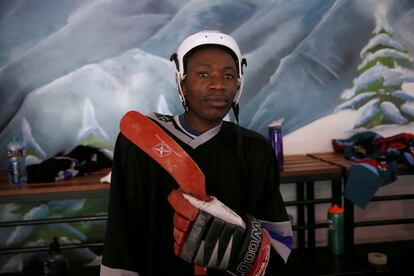 Un miembro del equipo de hockey sobre hielo se prepara para salir a la pista en Nairobi (Kenia), el 20 de enero de 2018.