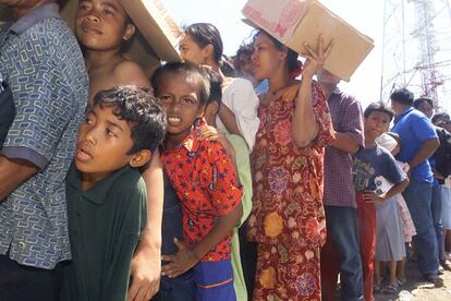 Un grupo de indonesios que han perdido sus casas en la provincia de Aceh, la más afectada, hacen cola para recibir ayuda humanitaria.