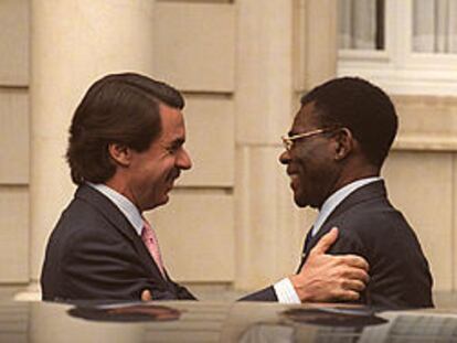 José María Aznar recibe a las puertas de La Moncloa al presidente de Guinea, Teodoro Obiang.