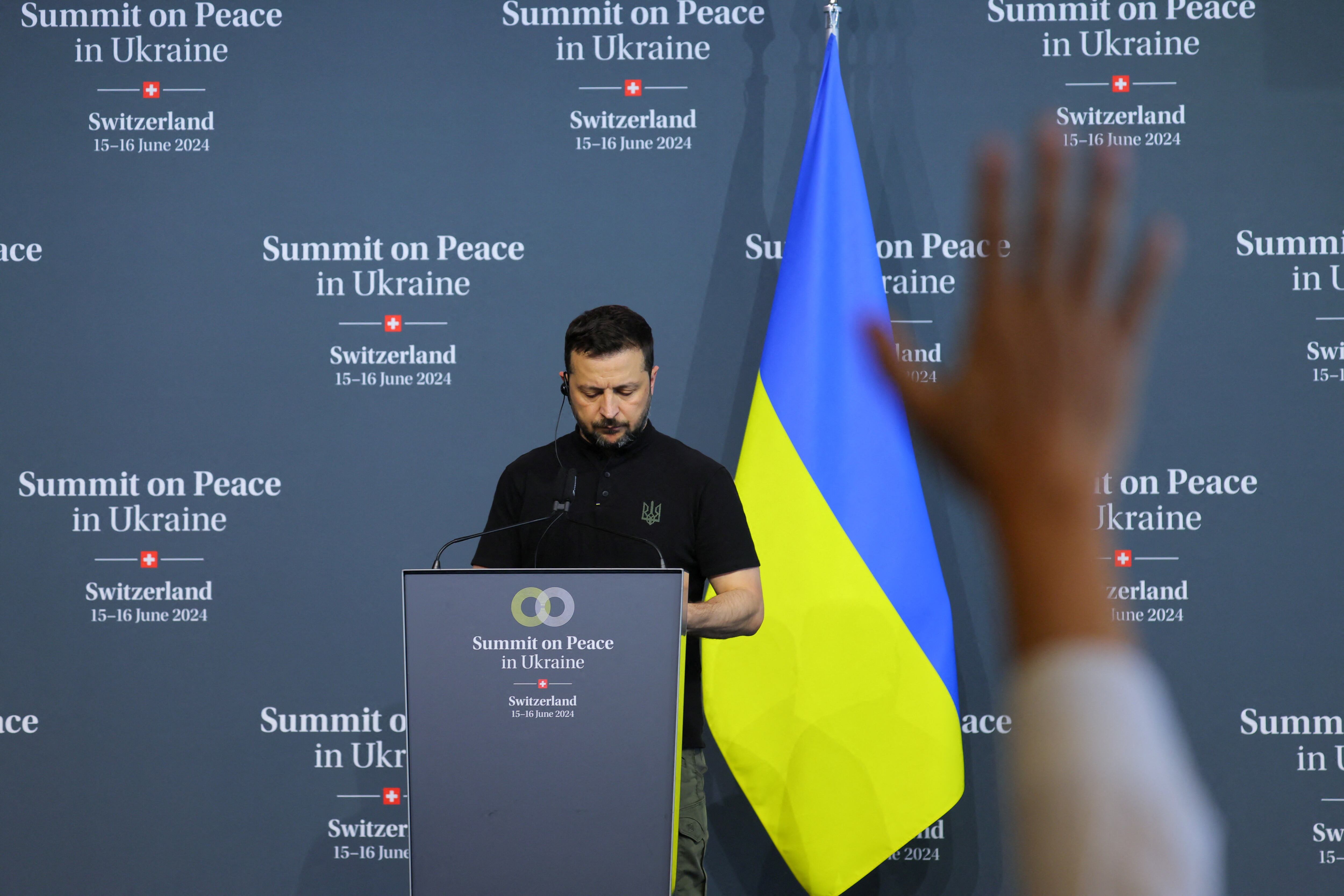 El presidente de Ucrania, Volodímir Zelenski, durante la rueda de prensa tras la clausura de la Cumbre por la Paz en Ucrania,  este domingo en Suiza. 