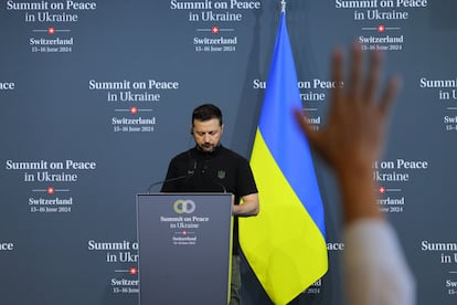 El presidente de Ucrania, Volodímir Zelenski, durante la rueda de prensa tras la clausura de la Cumbre por la Paz en Ucrania, este domingo en Suiza.