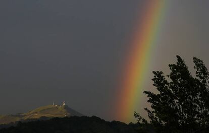 Vista de un arcoiris sobre el monte Jaizkibel, ayer, durante una tormenta tras un día caluroso.