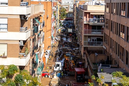 Vista de una calle de Benetússer afectada por las lluvias, este sábado.