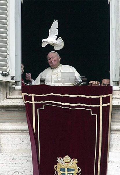 La papa Juan Pablo II, durante su último acto público antes de caer enfermo, el rezo del Angelus del pasado domingo.