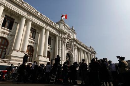 Periodistas cubren la llegada del presidente de Perú, Francisco Sagasti, en el Congreso