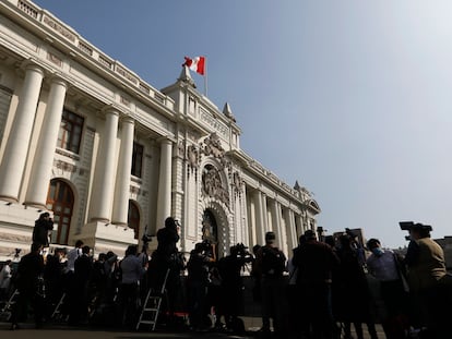 Periodistas cubren la llegada del presidente de Perú, Francisco Sagasti, en el Congreso, el 16 de junio de 2021.