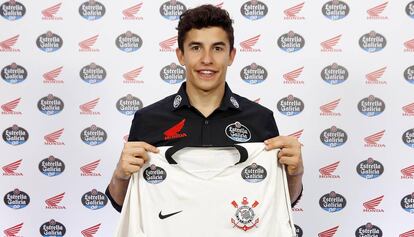 Marc Márquez posa com a camisa do Corinthians.