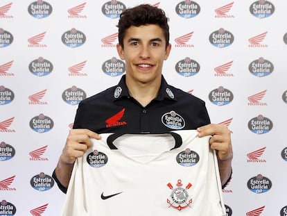 Marc Márquez posa com a camisa do Corinthians.