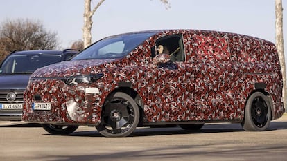 El nuevo Mercedes-Benz VLE rompe las leyes de la física: el monovolumen que aparca solo y gira como un compacto