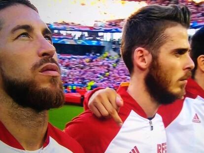 Piqué durante el himno de España en el partido ante Croacia.
