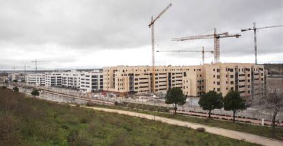 Gr&uacute;as en las obras de construcci&oacute;n de bloques de viviendas nueva en el PAU Arroyo del Fresno de Madrid.