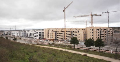 Grúas en las obras de construcción de bloques de viviendas nueva en el PAU Arroyo del Fresno de Madrid.