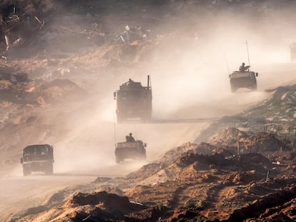 Vehículos del ejército israelí se desplazan por un camino de tierra en la franja de Gaza, cerca de la frontera con el sur de Israel, el jueves 4 de enero.
