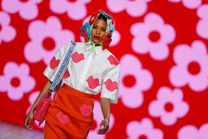 Una modelo en el desfile de Agatha Ruiz de la Prada en la pasarela Mercedes-Benz Fashion Week este viernes en Madrid.