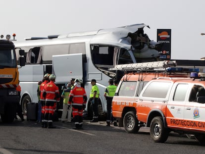 Uno de los autobuses siniestrados este domingo en la A-92, a su paso por Moraleda de Zafayona (Granada).