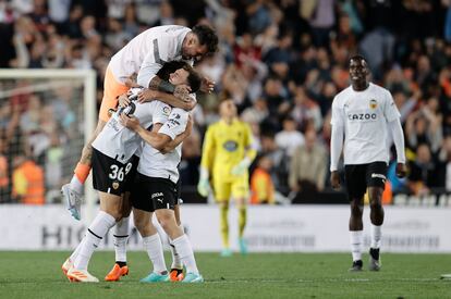 Los jugadores del Valencia celebran su victoria ante el Valladolid este jueves en Mestalla.