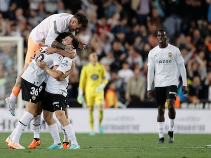 Los jugadores del Valencia celebran su victoria ante el Valladolid este jueves en Mestalla.