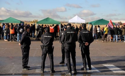 Policías ante los trabajadores de Amazon concentrados en la planta de San Fernando de Henares.