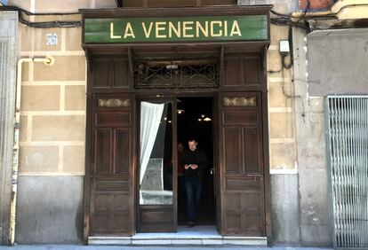 Fachada de la taberna La Venencia en la calle Echegaray.