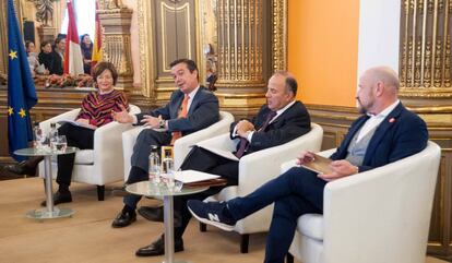 Maribel López, codirectora de Arco; Eduardo López-Puertas, director general de Ifema; Claudio de la Puente, embajador de Perú, y Carlos Urroz, codirector de Arco, en la rueda de prensa ofrecida el lunes en Casa de América.