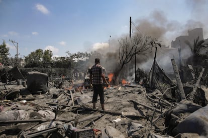 Un hombre contempla los daños causados tras el bombardeo israelí sobre Al Mawasi, este sábado.