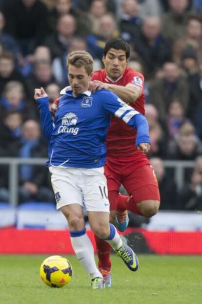 Luis Suárez agarra a Deulofeu durante el Everton-Liverpool