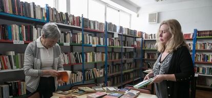 Dos vecinas del Zaidín de Granada, en la biblioteca Las Palomas, cuya gestión han tenido que asumir los vecinos.
