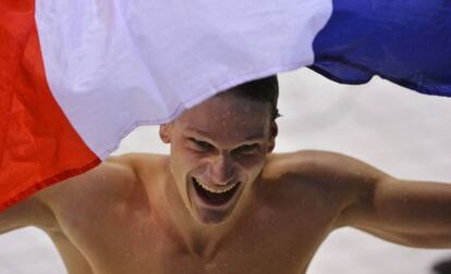 Agnel ondea la bandera francesa tras uno de sus oros.