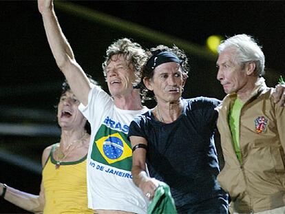 Los integrantes de los Rolling Stone saludan al público en Brasil.