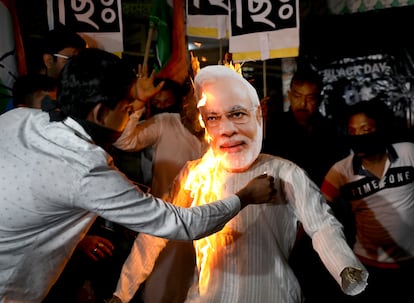 Supporters of opposition party National Congress burn an effygy of Indian Prime Minister Narendra Modi during a protest campaign, in Kolkata, India