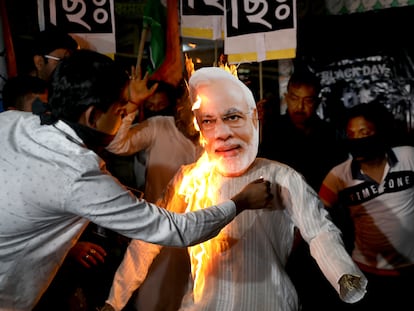 Supporters of opposition party National Congress burn an effygy of Indian Prime Minister Narendra Modi during a protest campaign, in Kolkata, India