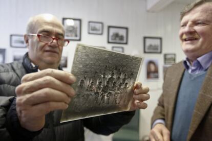 Un amigo fotógrafo de Enniscorthy enseña a Tóibín una fotografía en la que aparece el padre del escritor, que era profesor, con un grupo de amigos y que este desconocía. Tóibín es una persona muy conocida y apreciada en su pueblo, la gente lo reconoce por la calle y se detiene a saludarlo y expresarle su admiración.