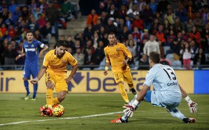 Luis Suárez defineix en el primer gol del Barça.