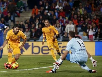 Luis Suárez defineix en el primer gol del Barça.